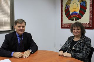 Посол Беларуси в Израиле Владимир Скворцов и Элеонора Гройсман, фото Израиль в лицах