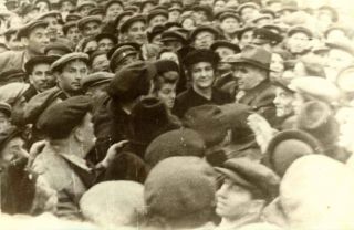 Неизвестная фотография Голды Меир у синагоги в Москве
