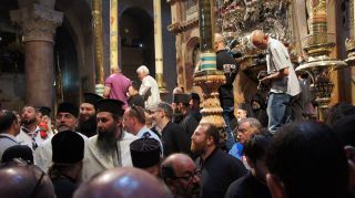 Христиане всего мира - на схождении Благодатного Огня в Храме Гроба Господня, фото Израиль в лицах, А.Токарь