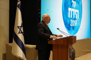 Президент Ривлин со школьниками следит за луноходом, фото Израиль в лицах